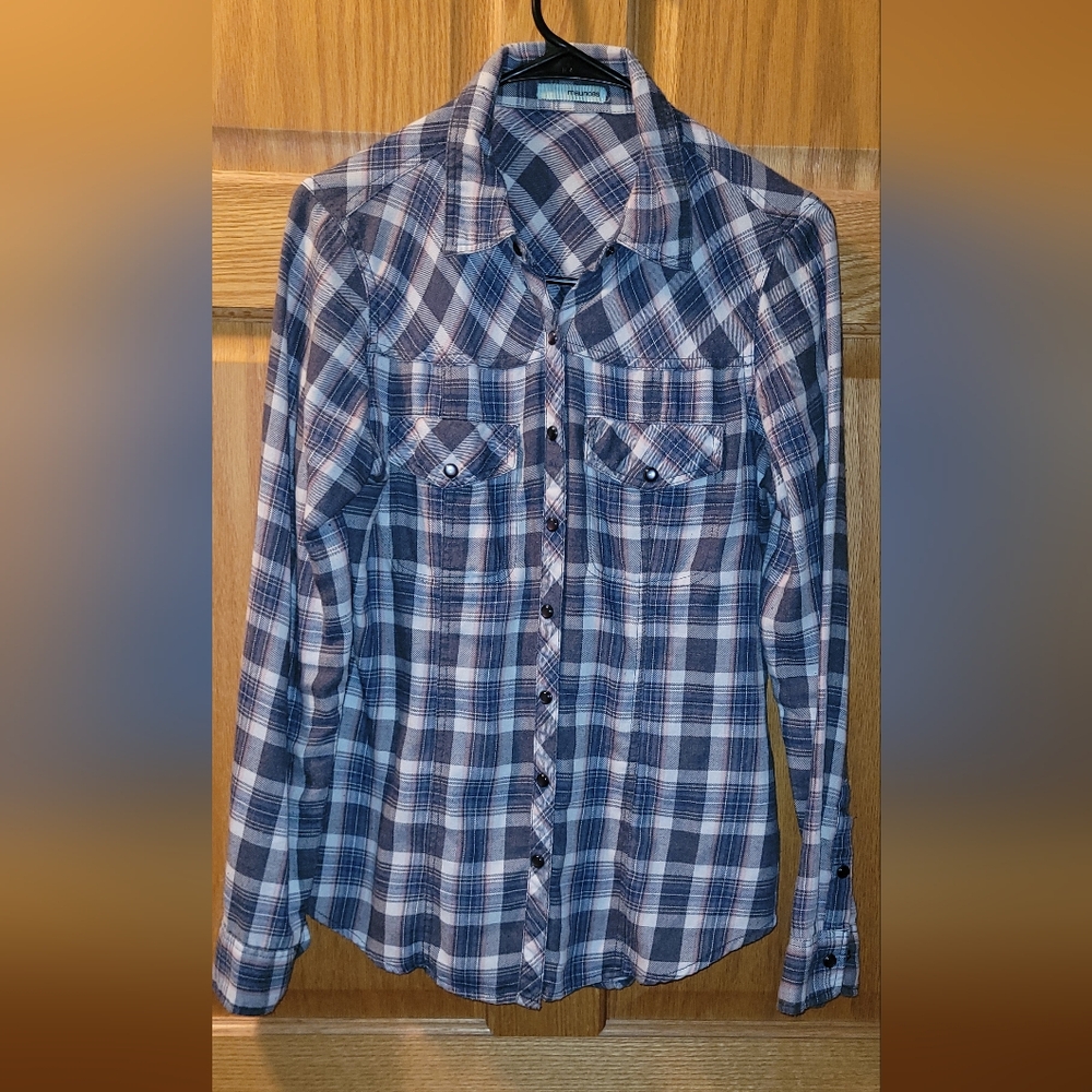 MAURICES GREY PINK BLUE & WHITE WESTERN TOP LIGHT FLANNEL SO CUTE & NWOT WOMENS